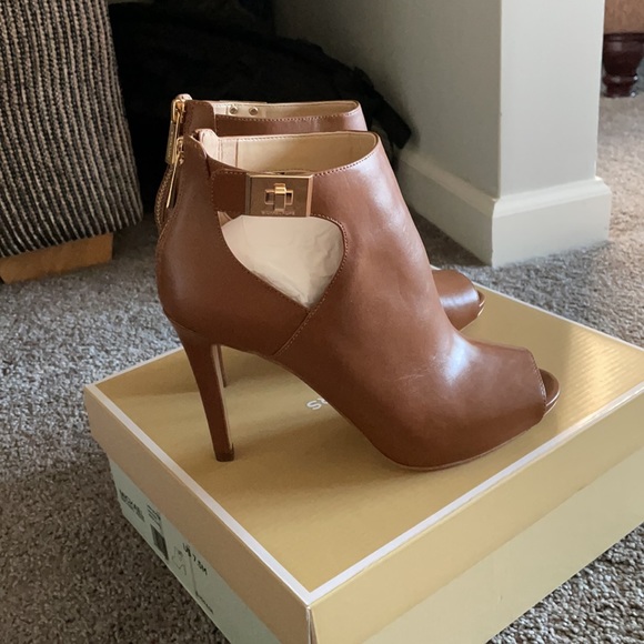 Michael kors new booties open front with back zipper, size 7.5 - Picture 3 of 4